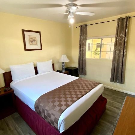 Europa Inn & Suites Desert Hot Springs Bagian luar foto