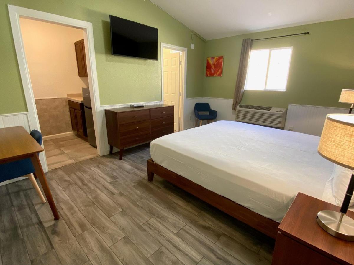Europa Inn & Suites Desert Hot Springs Bagian luar foto