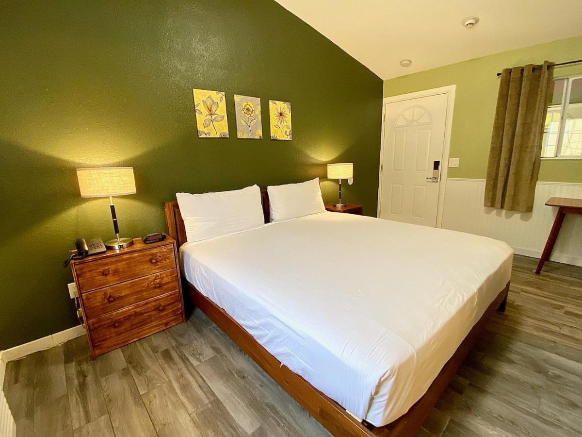 Europa Inn & Suites Desert Hot Springs Bagian luar foto