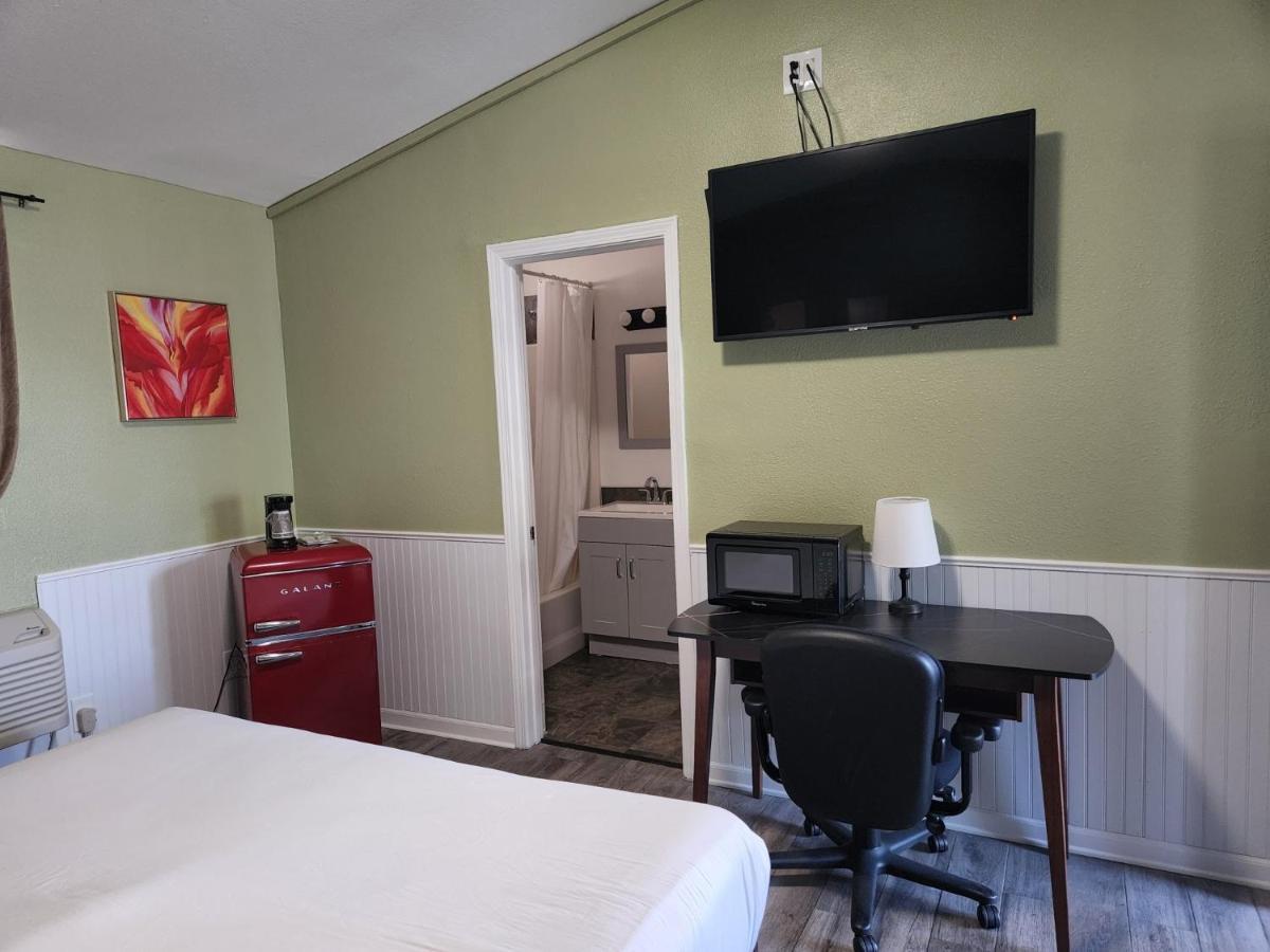Europa Inn & Suites Desert Hot Springs Bagian luar foto
