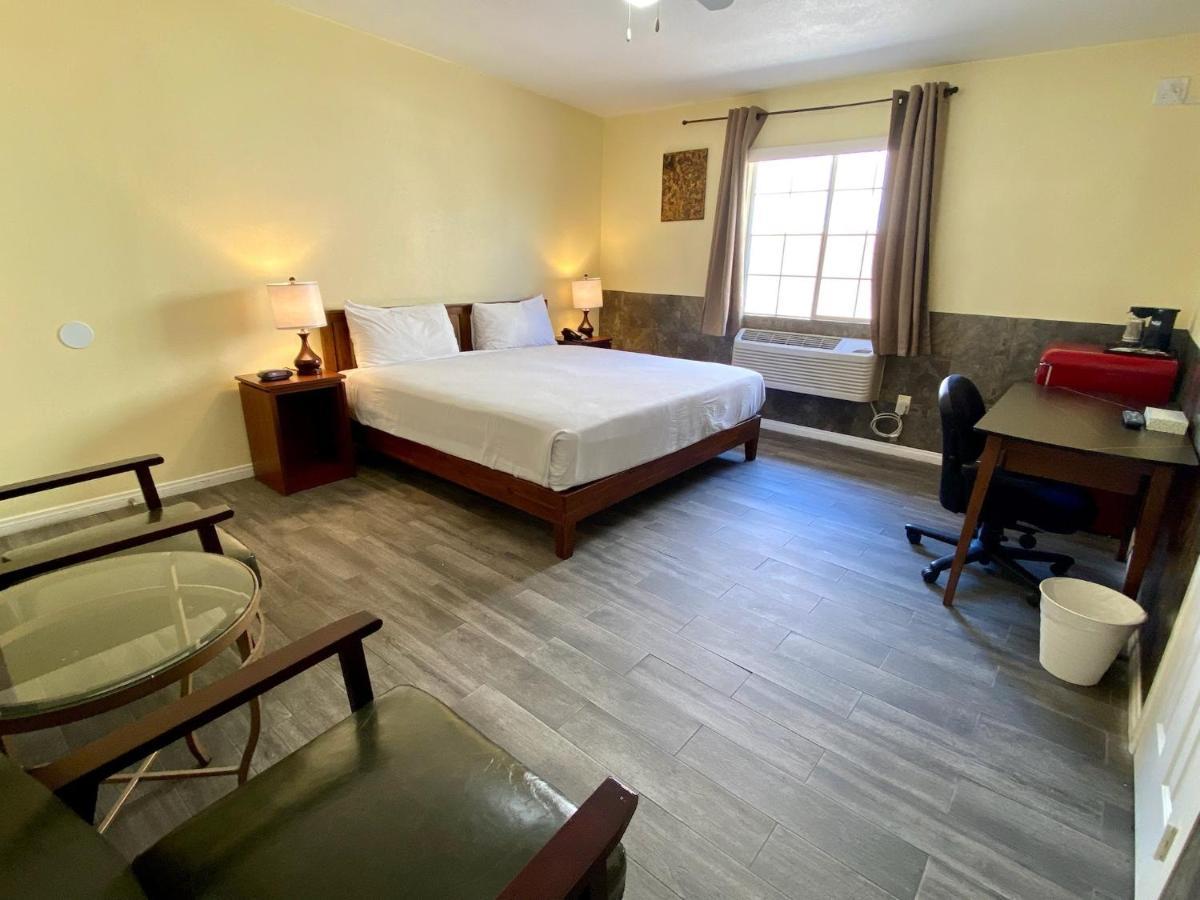 Europa Inn & Suites Desert Hot Springs Bagian luar foto
