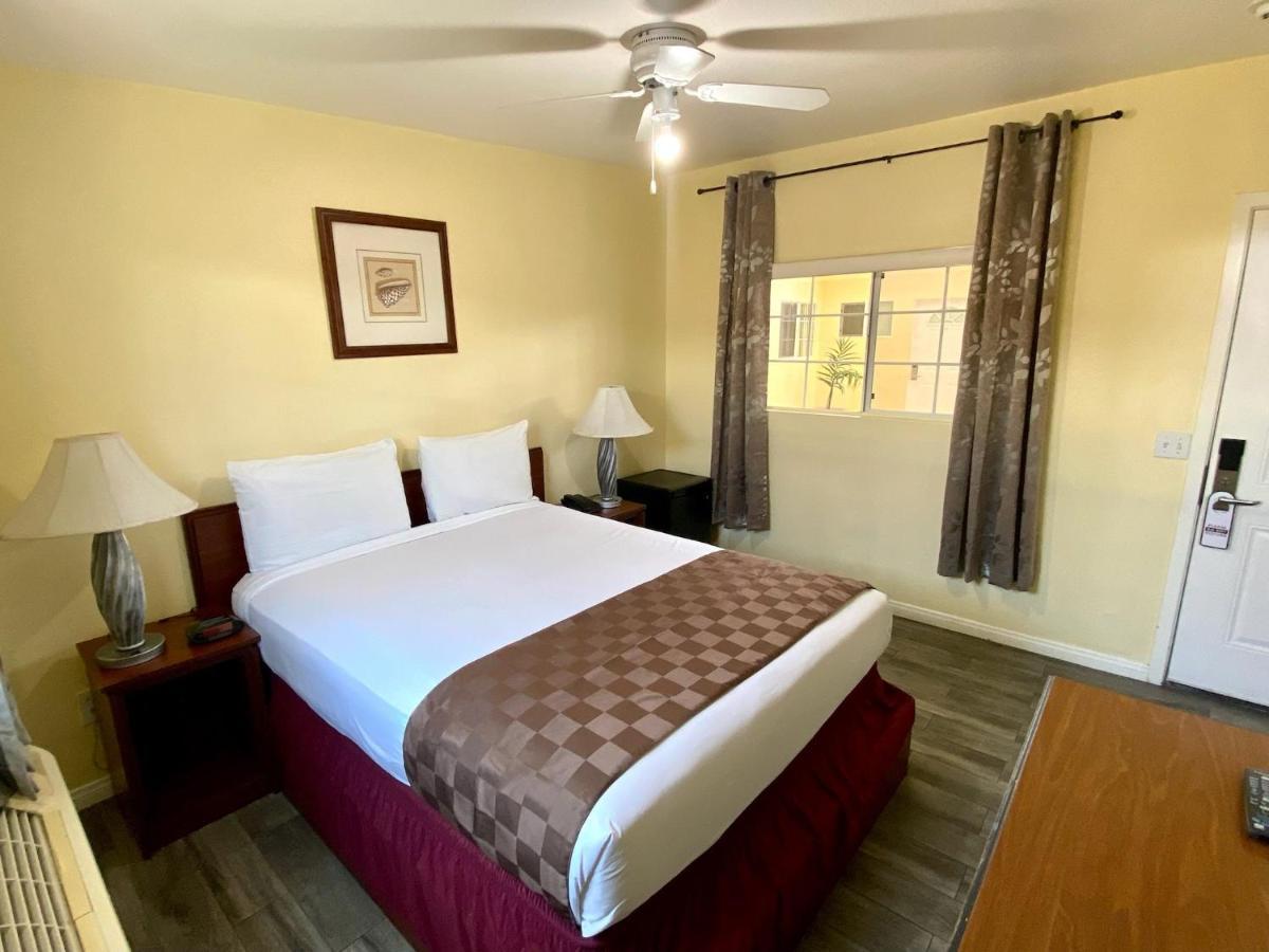 Europa Inn & Suites Desert Hot Springs Bagian luar foto