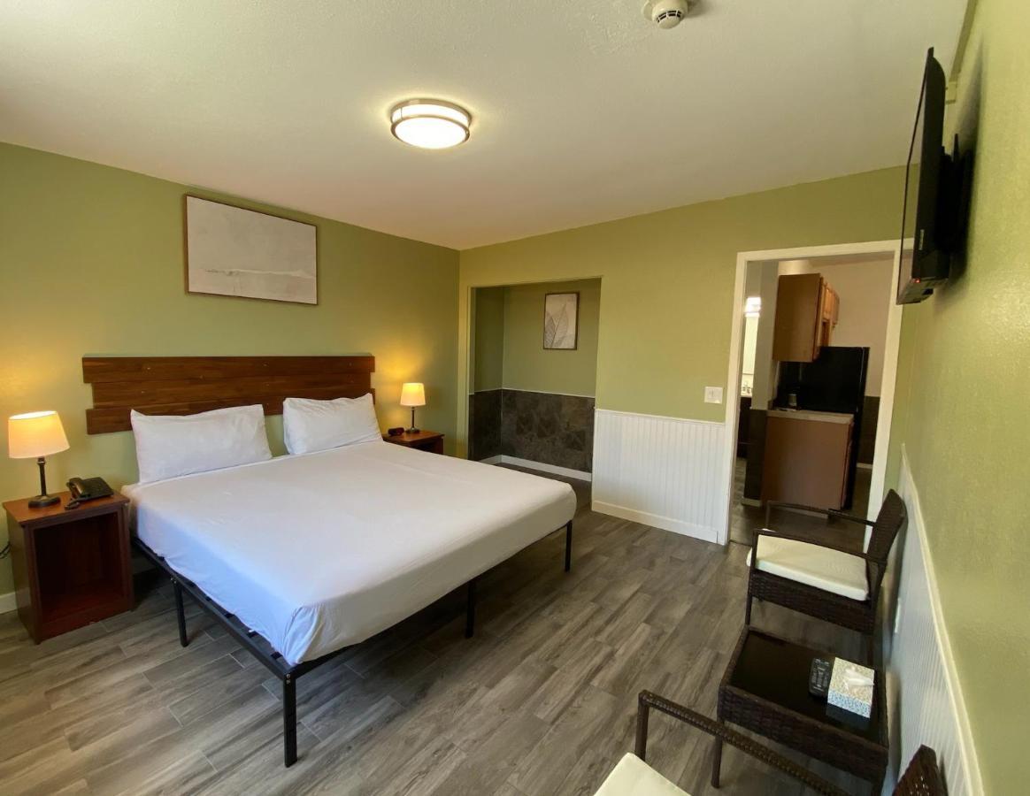 Europa Inn & Suites Desert Hot Springs Bagian luar foto