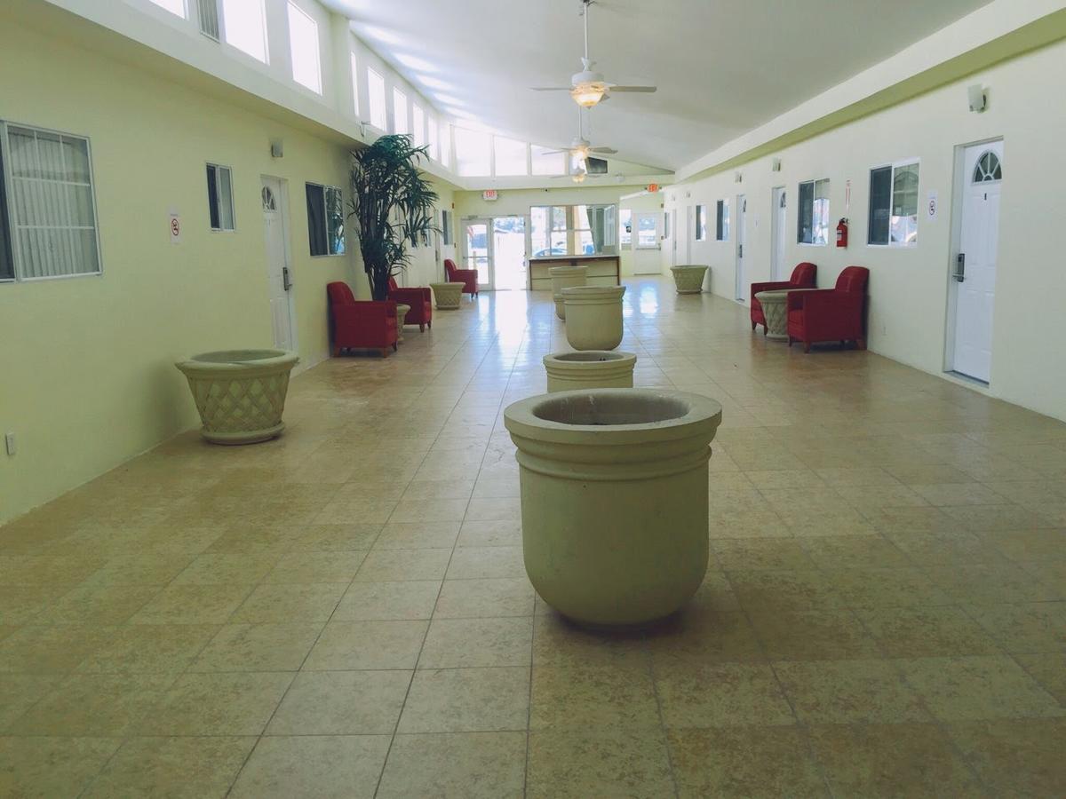 Europa Inn & Suites Desert Hot Springs Bagian luar foto