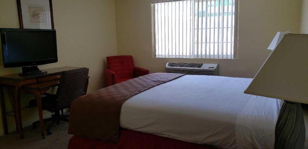 Europa Inn & Suites Desert Hot Springs Bagian luar foto